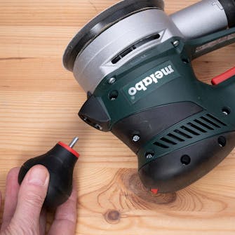 Eksentersliper test: Det kuleformede støttehåndtaket gir et ekstra godt grep om slipemaskinen Eksentersliper test: Det kuleformede støttehåndtaket gir et ekstra godt grep om slipemaskinen